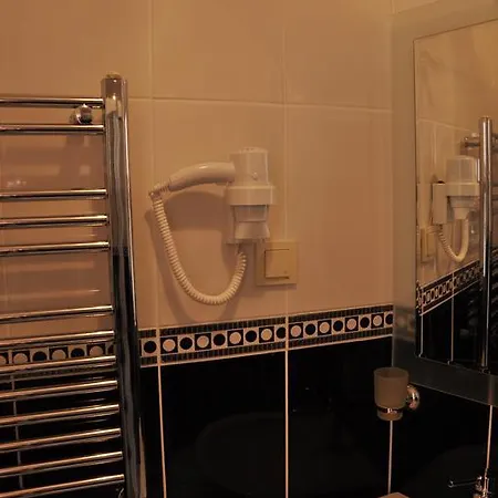 Huxley And Aparts Old 3*