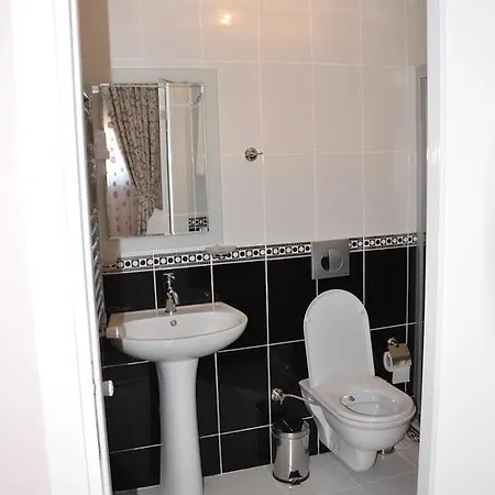 Huxley And Aparts Old 3*