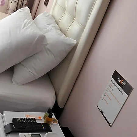 Hotel Huxley And Aparts Old 3*