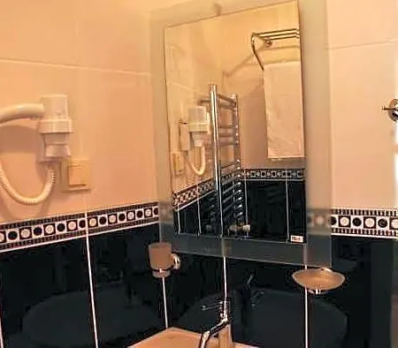 Hotel Huxley And Aparts Old 3*