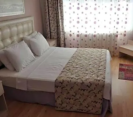 Hotel Huxley And Aparts Old 3*