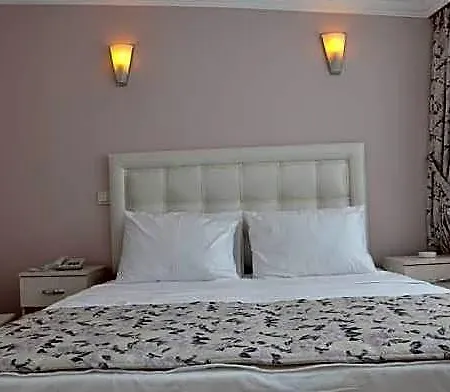 Huxley And Aparts Old Hotel 3*