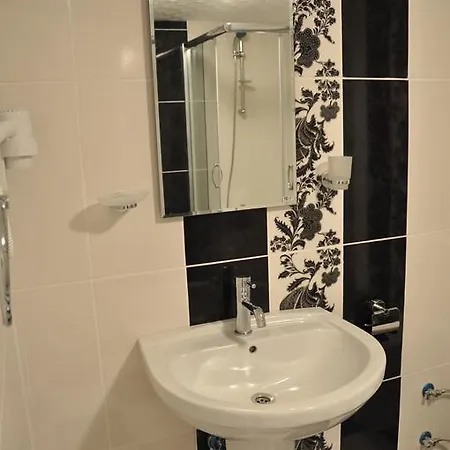 Huxley And Aparts Old Otel 3*